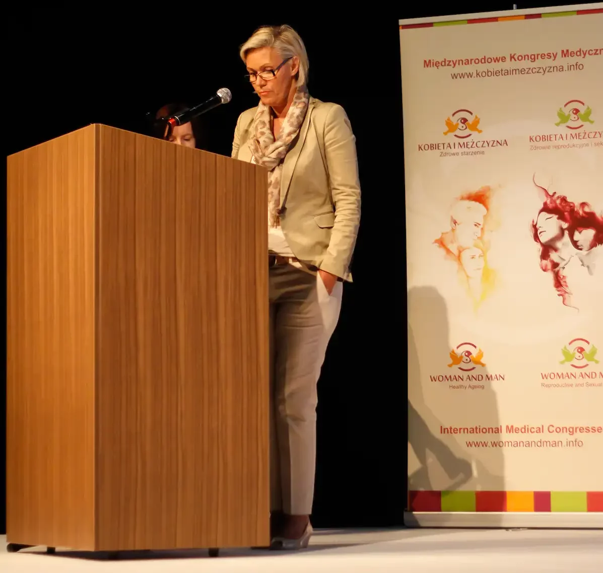 Sabine Tyrvainen giving a talk at a medical congress in Poland.